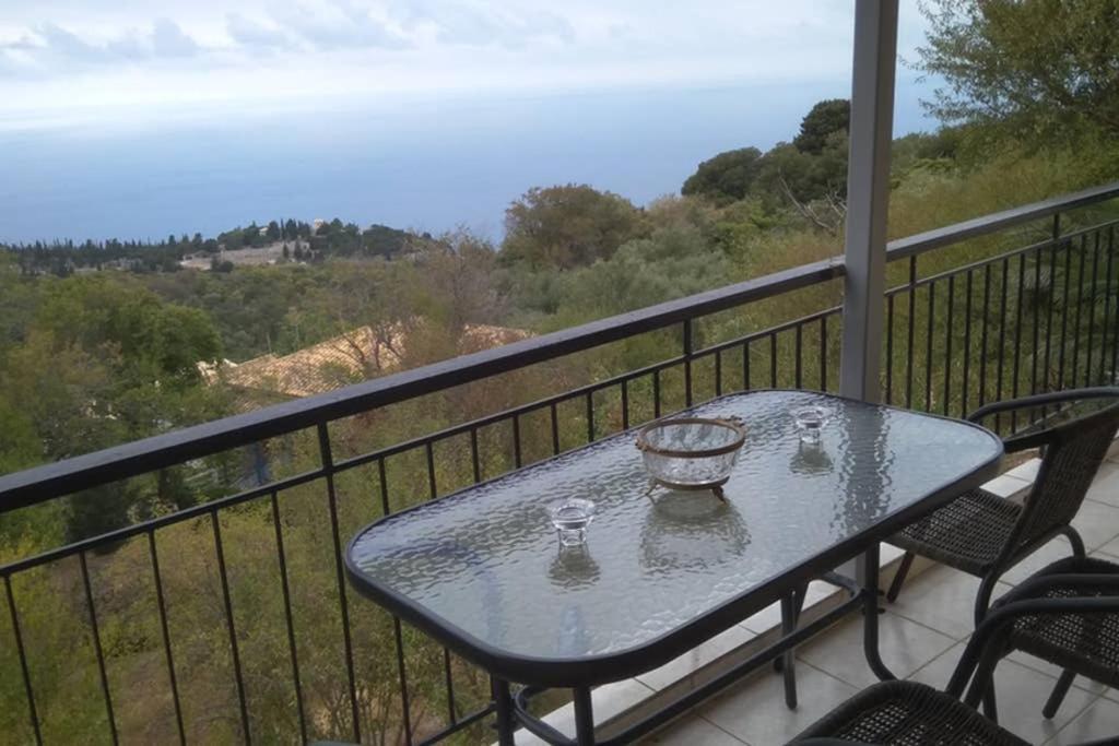 Traditional House With View Drymon Exterior photo