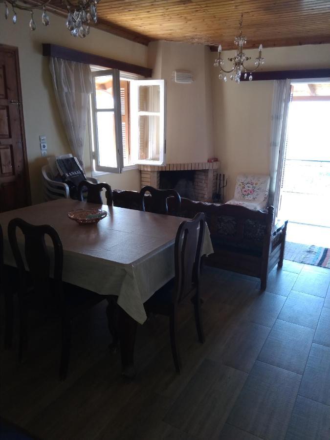 Traditional House With View Drymon Exterior photo