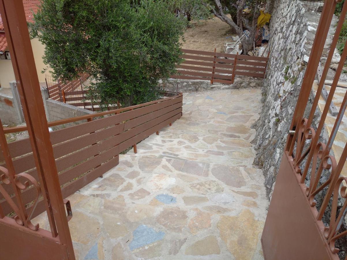 Traditional House With View Drymon Exterior photo