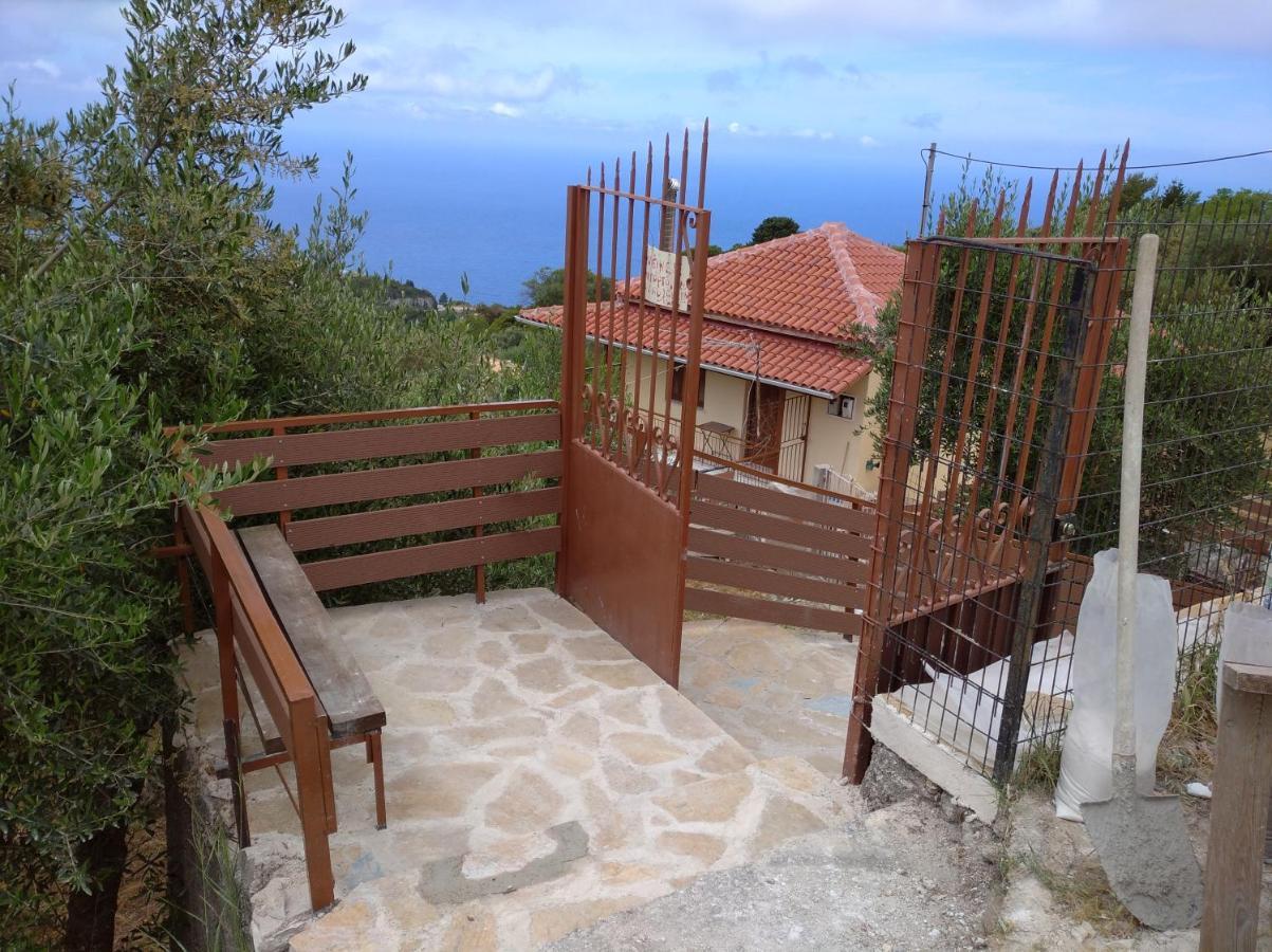 Traditional House With View Drymon Exterior photo