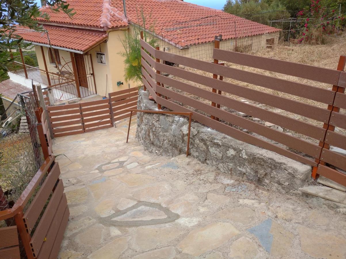 Traditional House With View Drymon Exterior photo