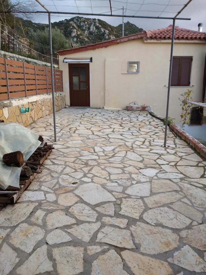 Traditional House With View Drymon Exterior photo