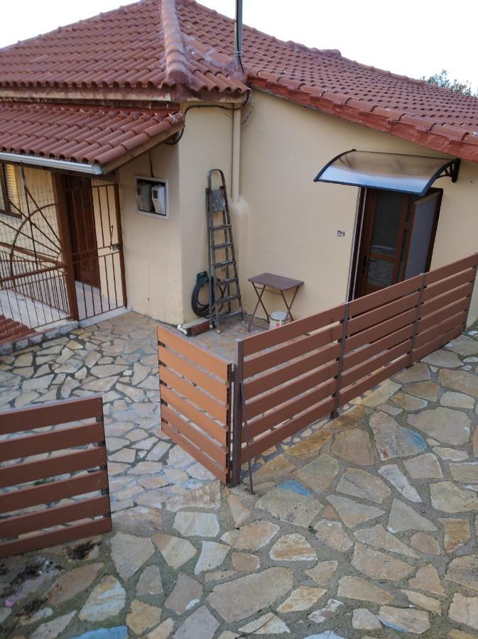 Traditional House With View Drymon Exterior photo